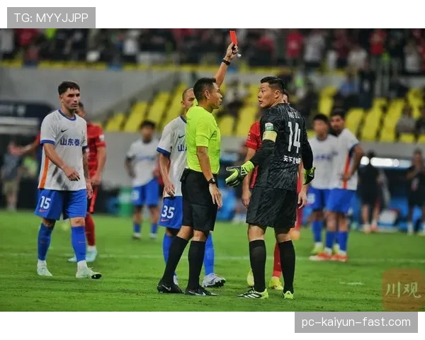 直接红牌判罚要点：裁判判定严重犯规的标准