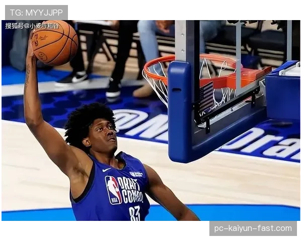 杰伦·威廉姆斯无球跑动制造空位，三分效率领跑同位置侧翼